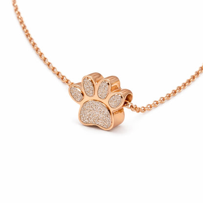 Vue 3/4 du collier empreinte fidèle urne en acier inoxydable rose mettant en valeur son relief et son compartiment intégré
