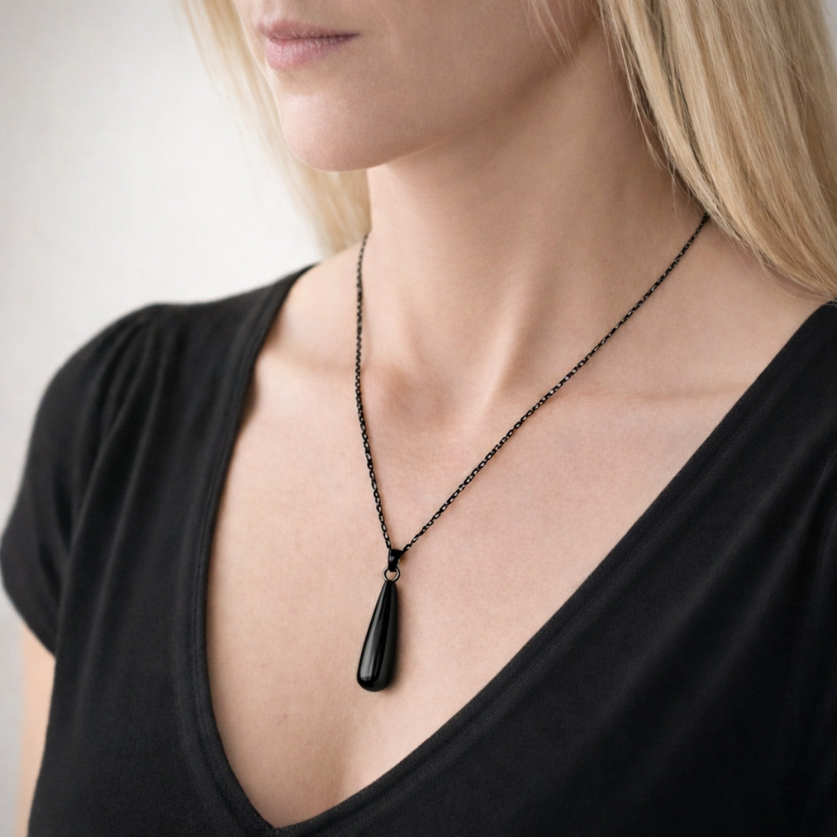 Collier goutte noir au cou – bijou symbolique discret Mementery