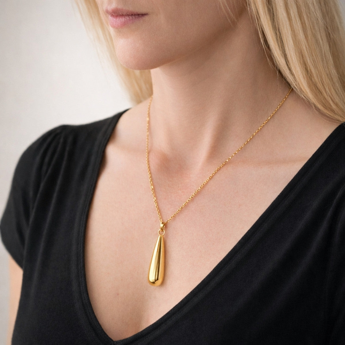 Collier goutte doré au cou – bijou symbolique discret Mementery