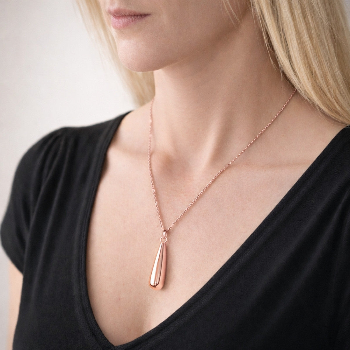 Collier goutte rose au cou – bijou symbolique discret Mementery