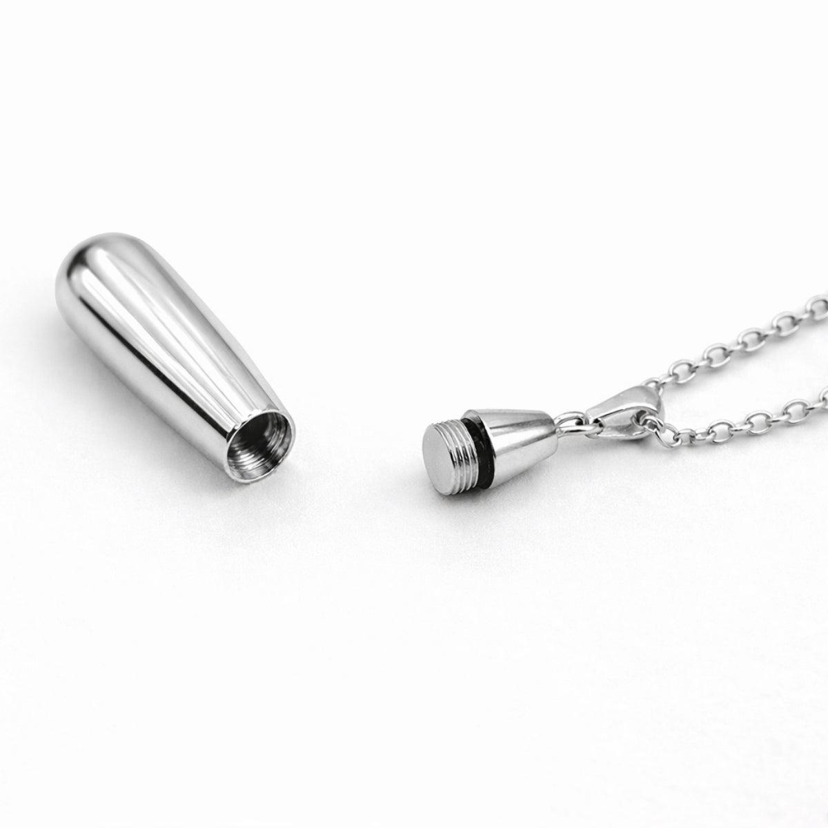 Détail du compartiment sécurisé du collier goutte en acier inoxydable argenté