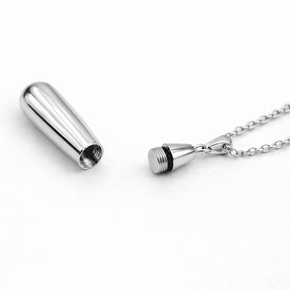 Détail du compartiment sécurisé du collier goutte en acier inoxydable argenté