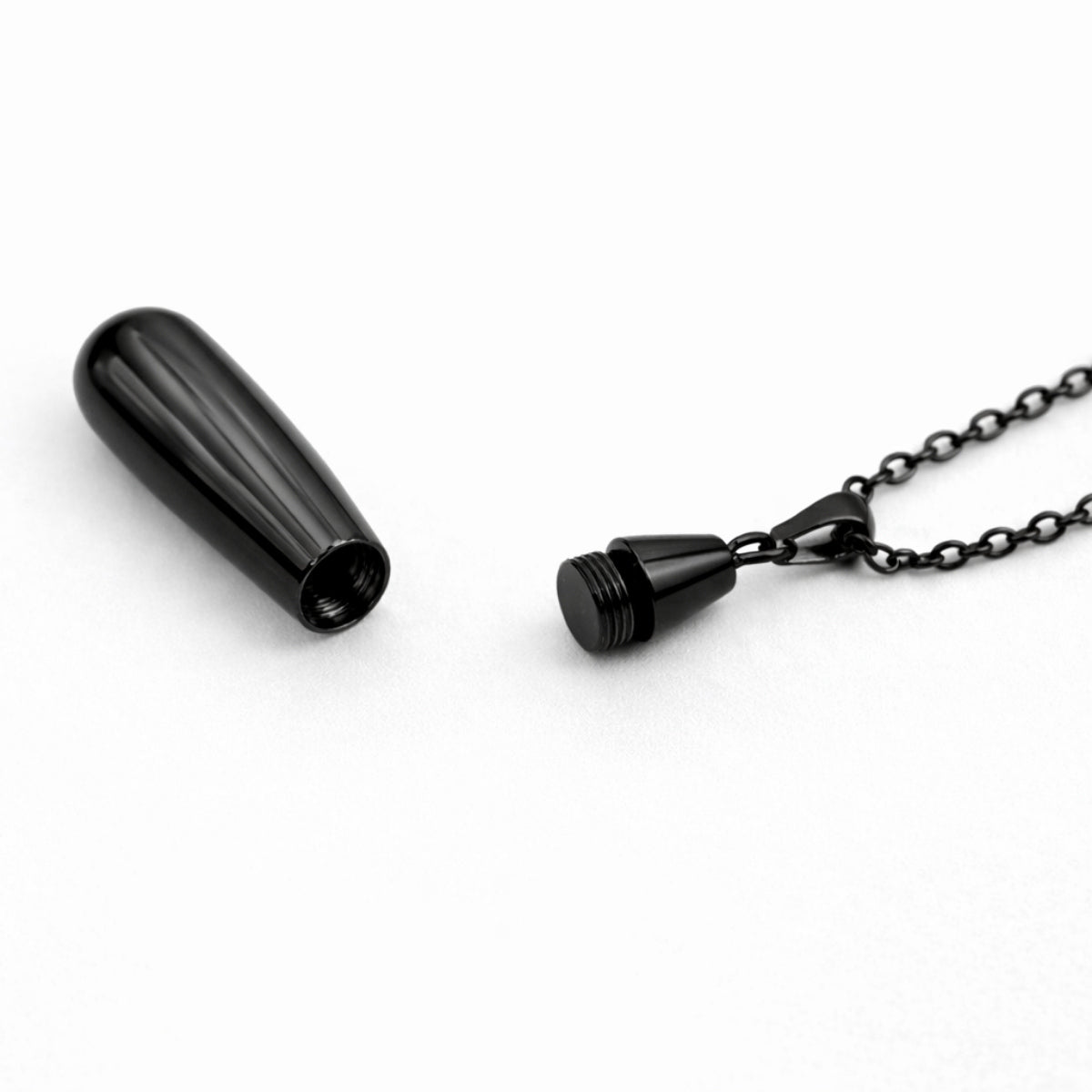 Détail du compartiment sécurisé du collier goutte en acier inoxydable noir