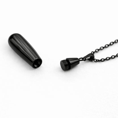 Détail du compartiment sécurisé du collier goutte en acier inoxydable noir