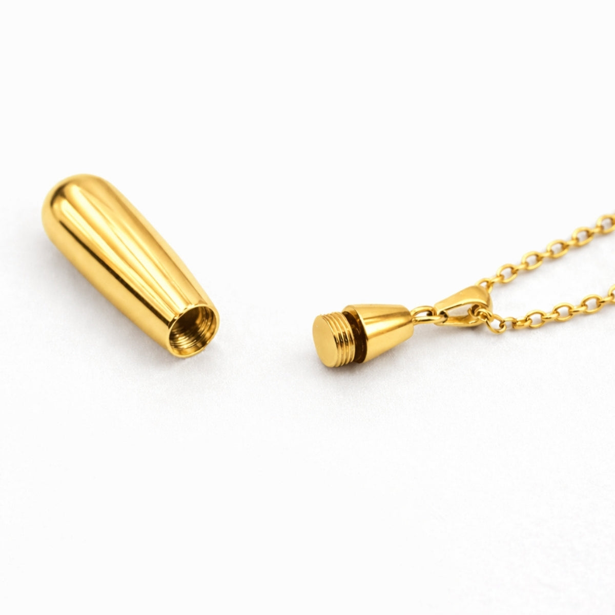 Détail du compartiment sécurisé du collier goutte en acier inoxydable doré