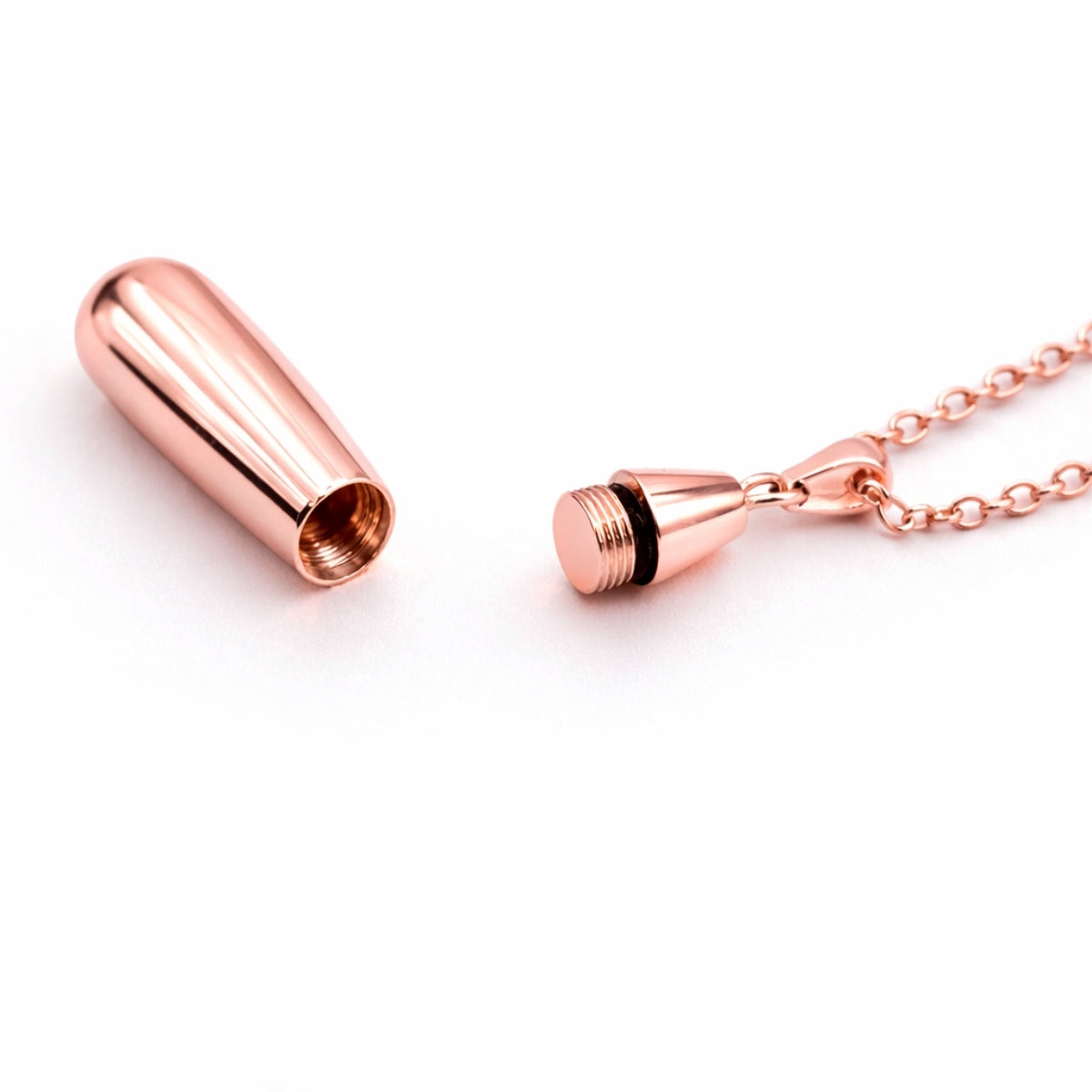 Détail du compartiment sécurisé du collier goutte en acier inoxydable rose