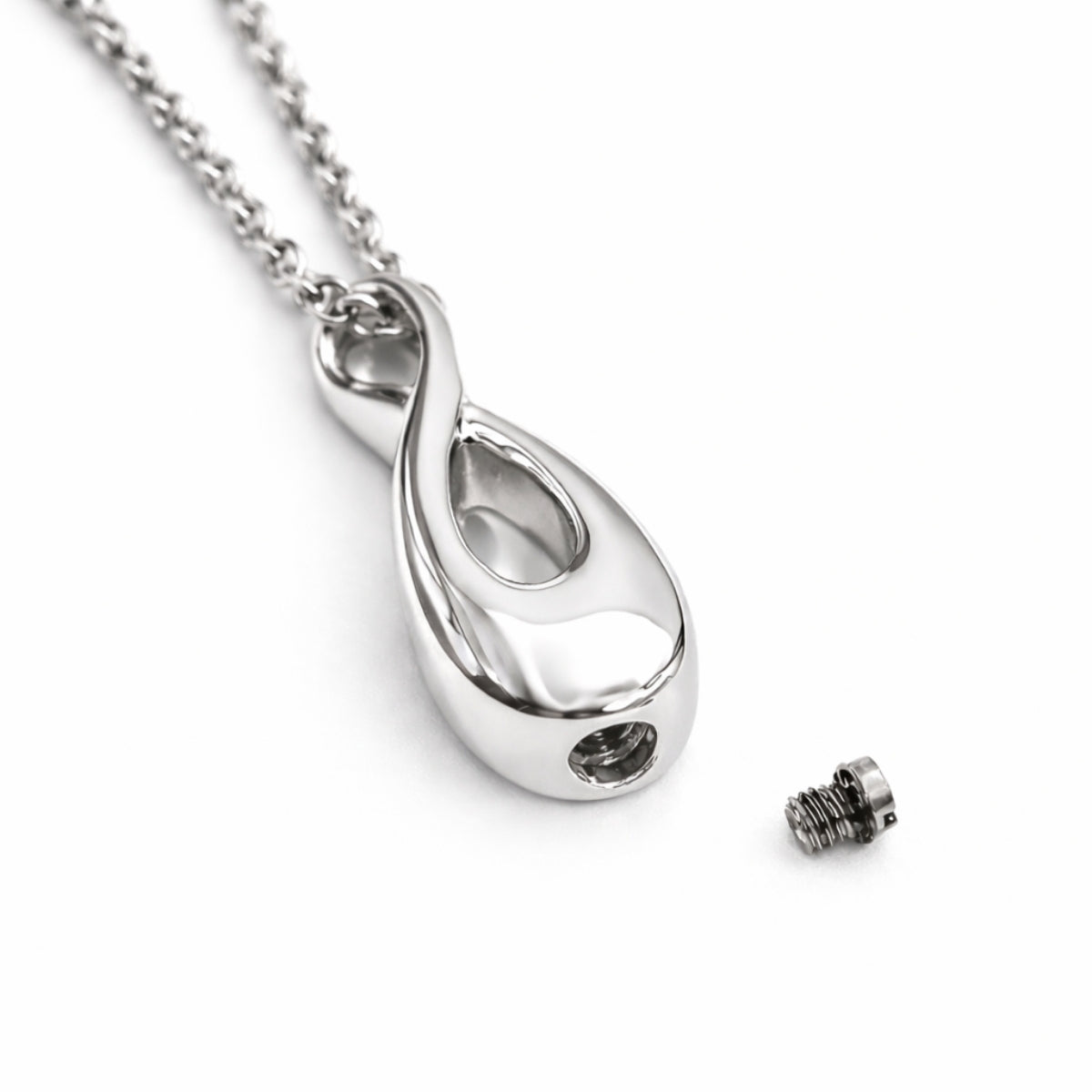Détail du compartiment interne sécurisé du collier Lien Éternel urne argenté avec fermeture à vis