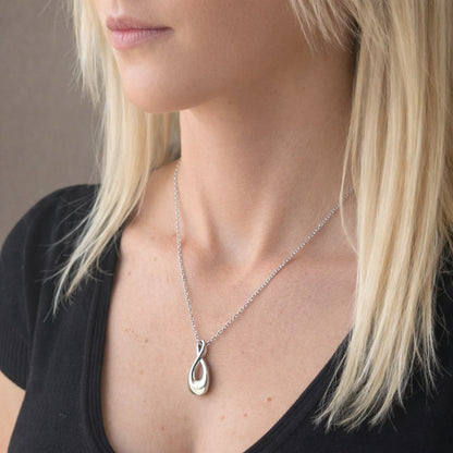 Collier Lien Éternel urne argenté au cou, bijou discret symbole de lien infini et souvenir intime
