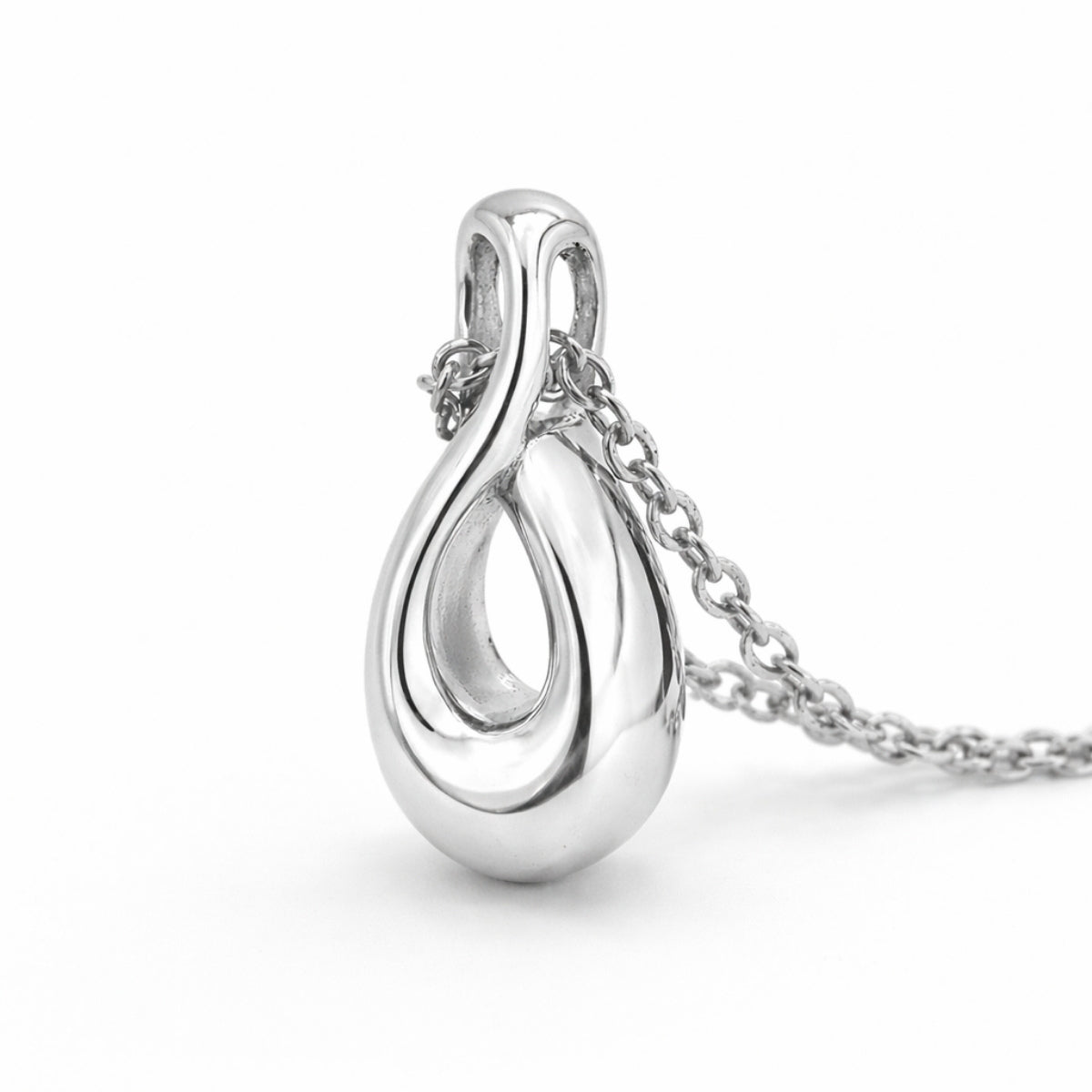 Vue 3/4 du collier Lien Éternel urne argenté avec design symbole infini et finition polie