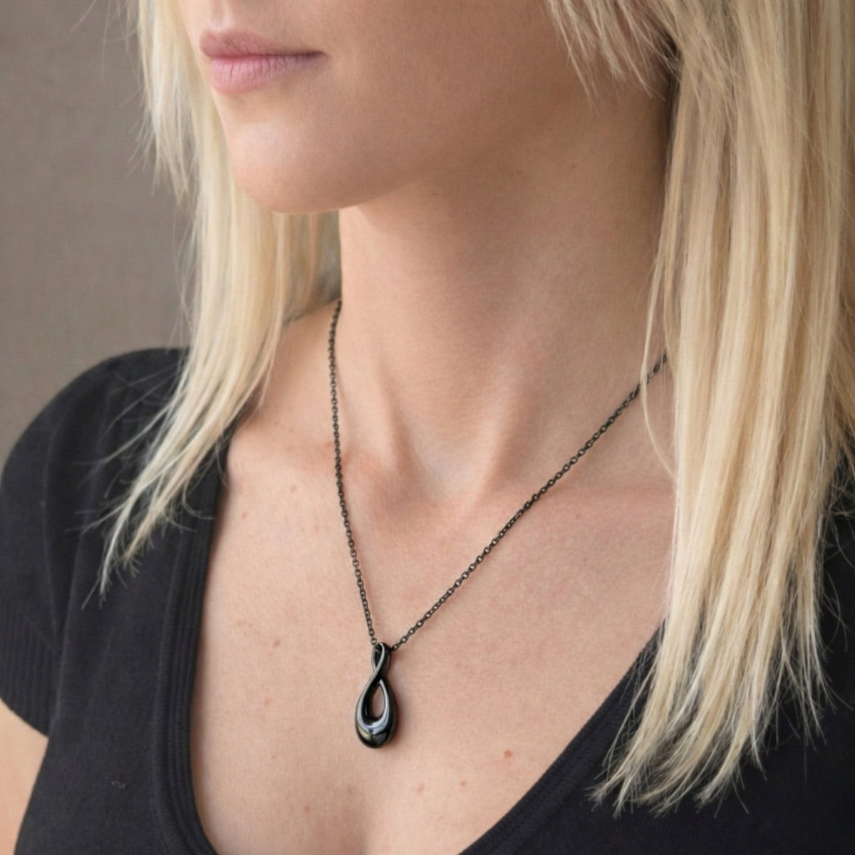 Collier Lien Éternel urne noir au cou, bijou discret symbole de lien infini et souvenir intime