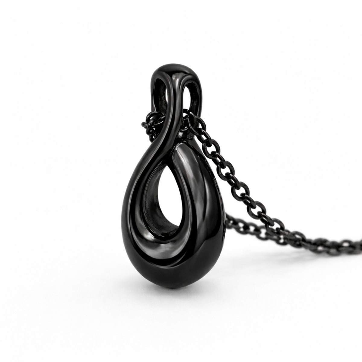 Vue 3/4 du collier Lien Éternel urne noir avec symbole infini et finition lisse