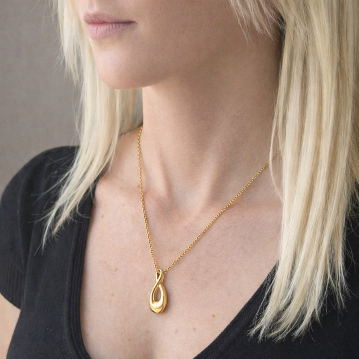 Collier Lien Éternel urne doré au cou, bijou discret symbole de lien infini et souvenir intime