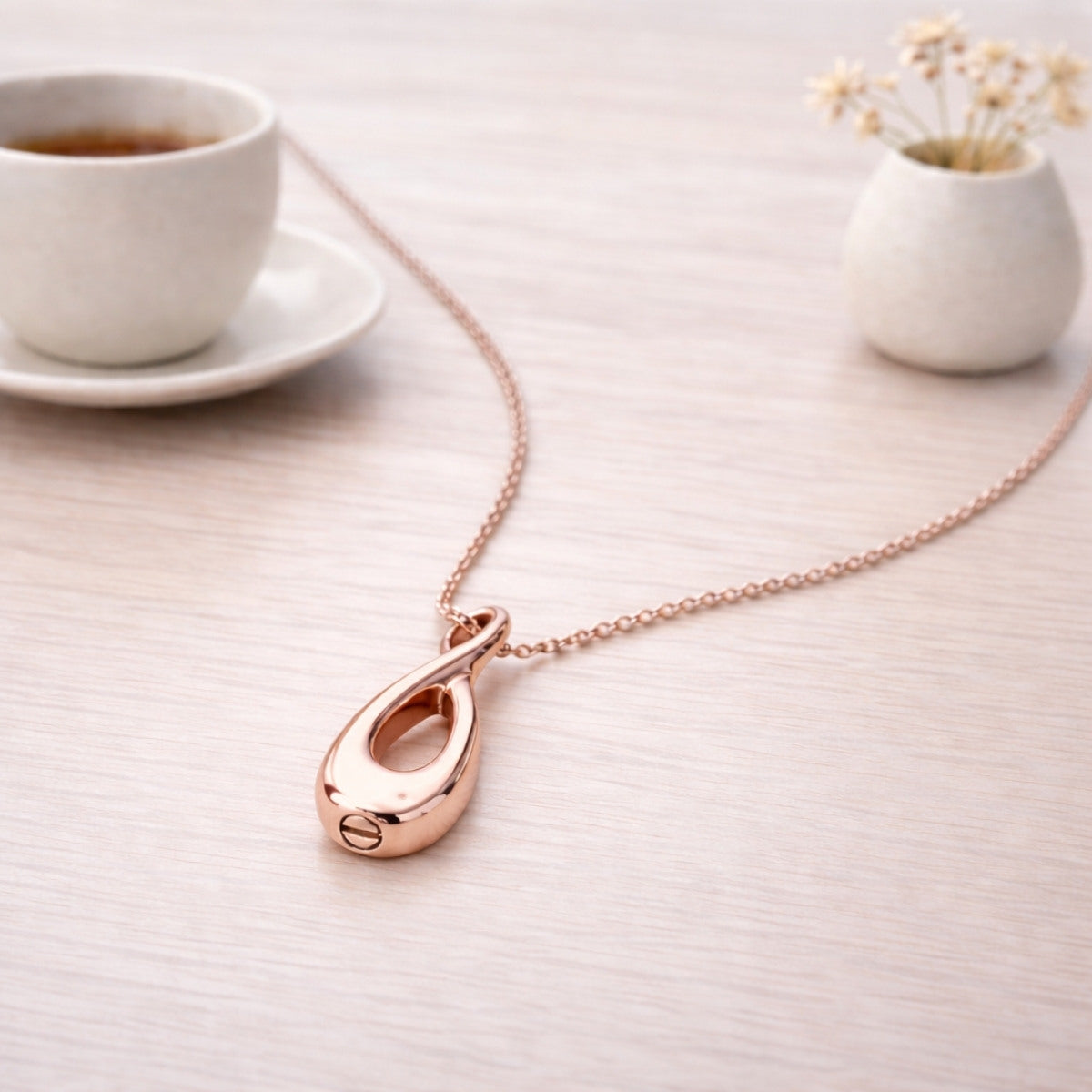Collier Lien Éternel urne rose présenté dans une ambiance claire et élégante