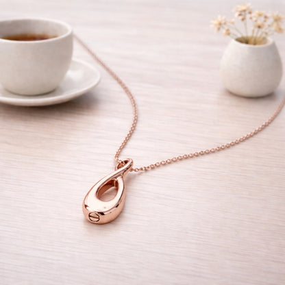 Collier Lien Éternel urne rose présenté dans une ambiance claire et élégante