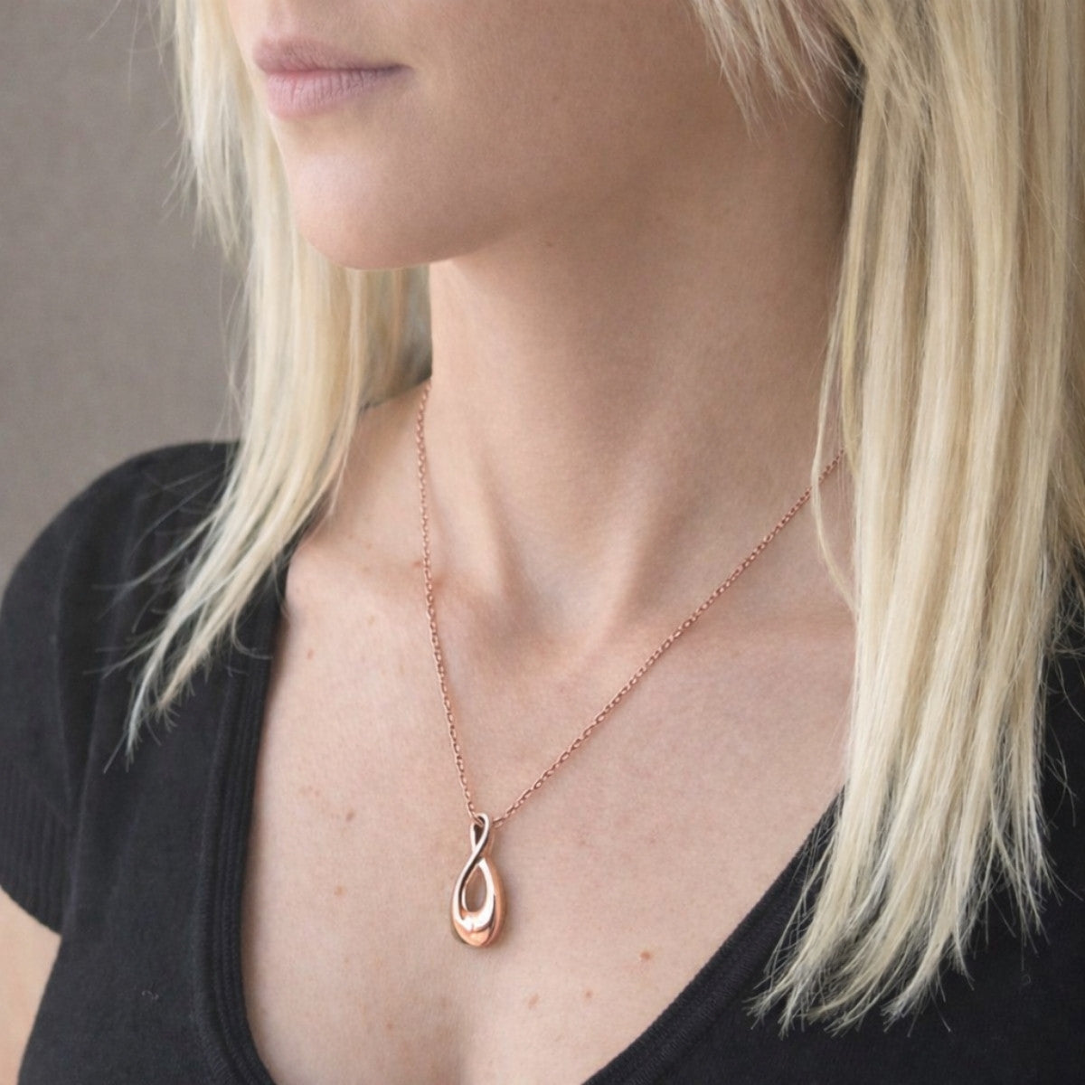 Collier Lien Éternel urne rose au cou, bijou discret symbole de lien infini et souvenir intime
