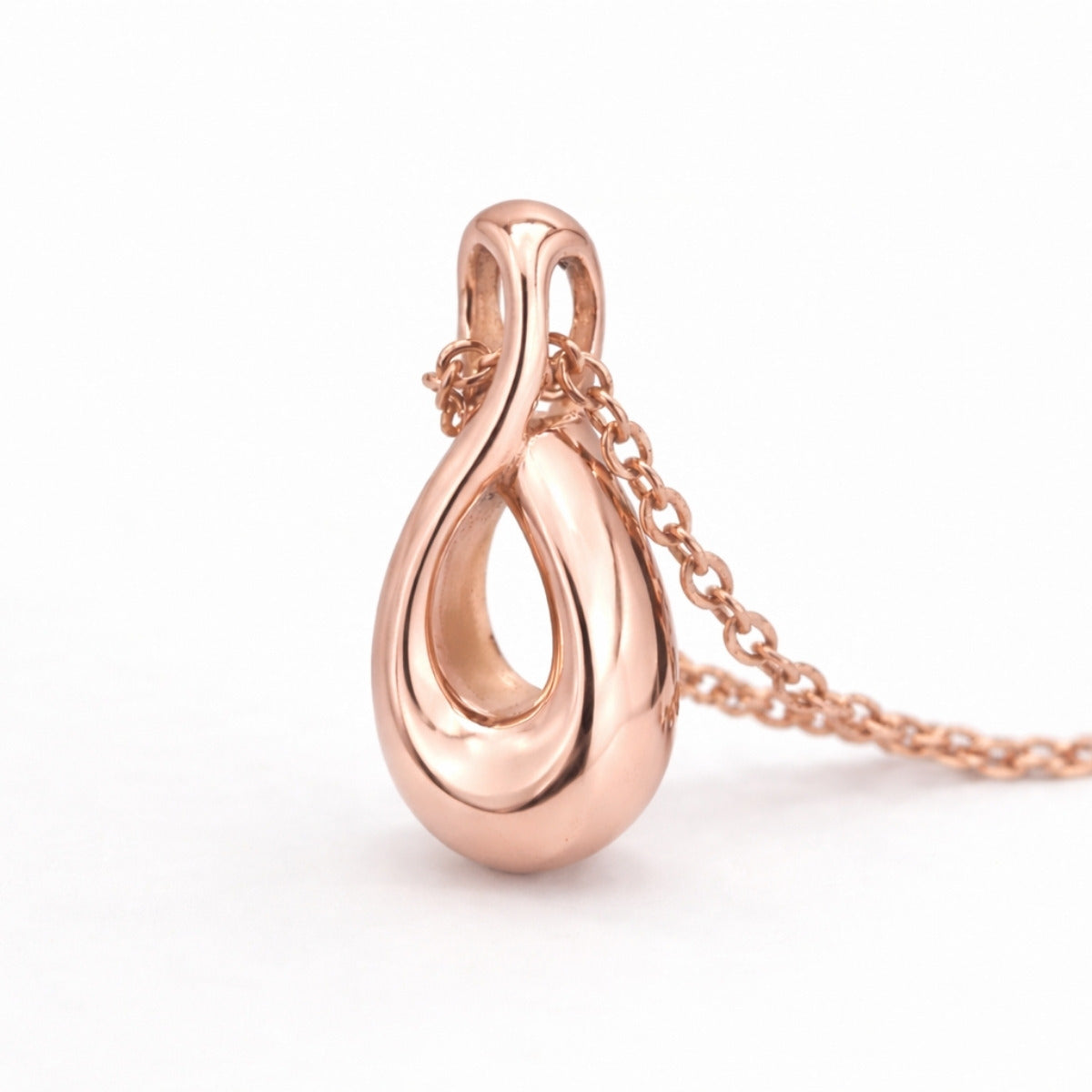 Vue 3/4 du collier Lien Éternel urne rose avec symbole infini et finition lumineuse