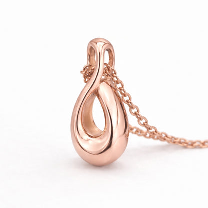Vue 3/4 du collier Lien Éternel urne rose avec symbole infini et finition lumineuse