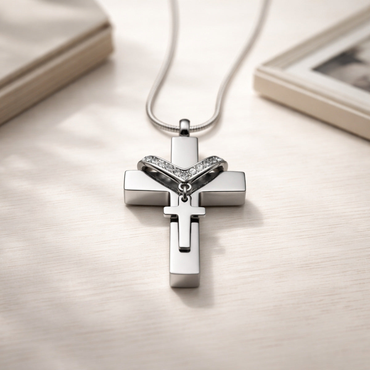 Croix du Souvenir urne argenté présenté dans une ambiance claire et élégante
