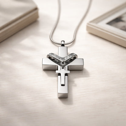 Croix du Souvenir urne argenté présenté dans une ambiance claire et élégante