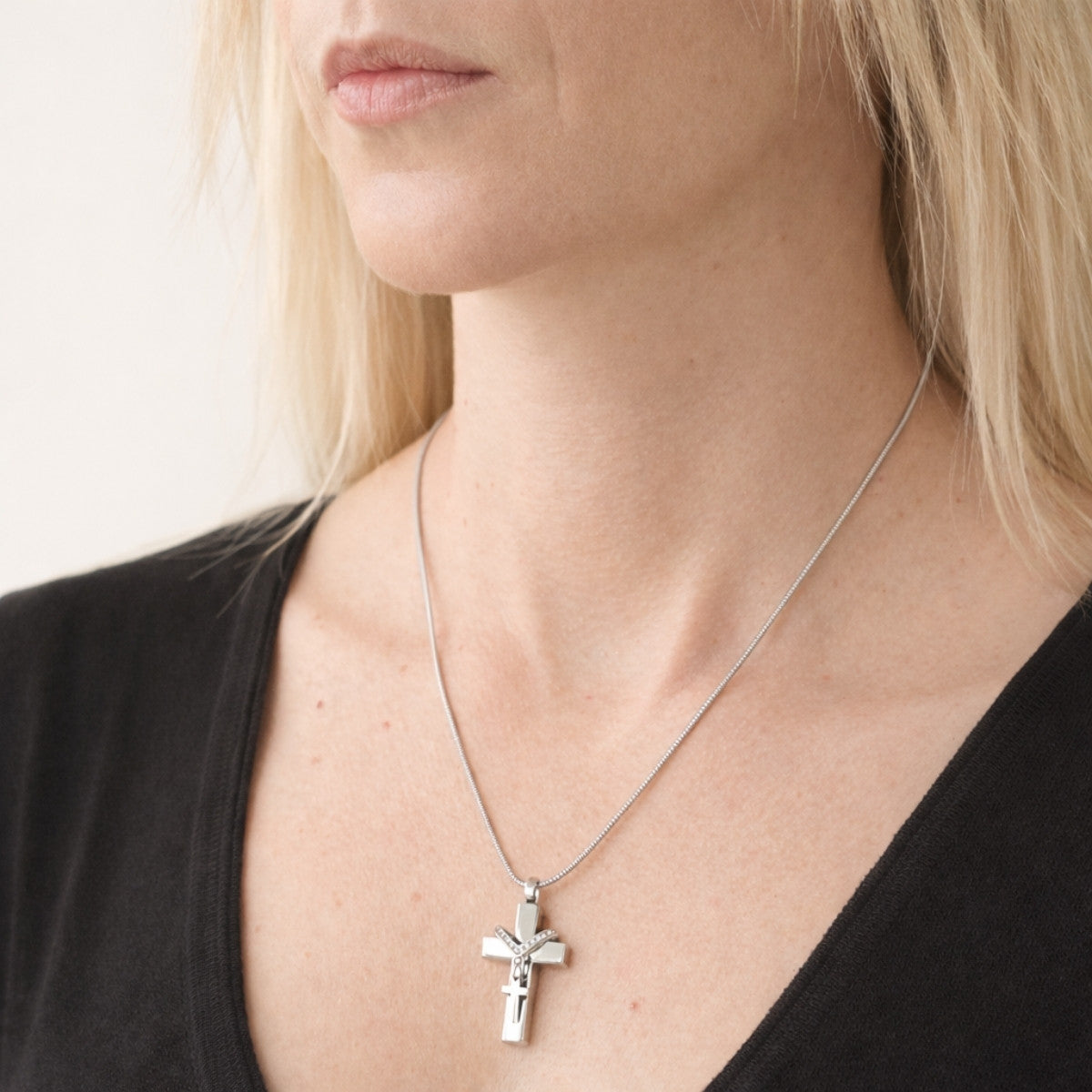 Croix du Souvenir urne argenté au cou, bijou discret symbole de protection et de mémoire