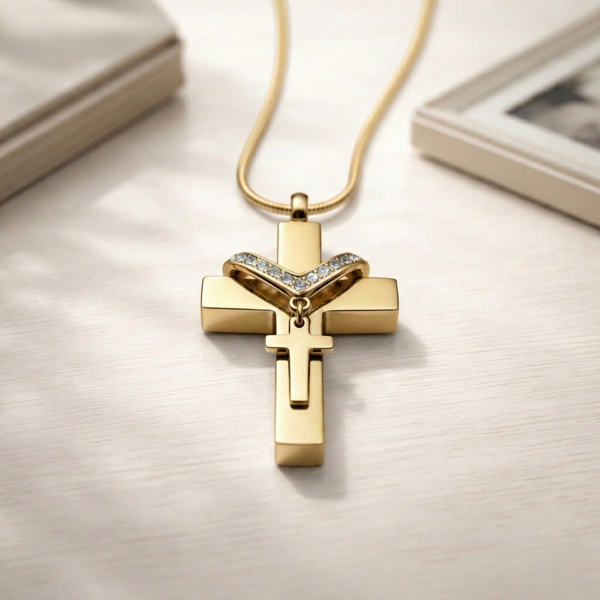 Croix du Souvenir urne doré présenté dans une ambiance claire et élégante