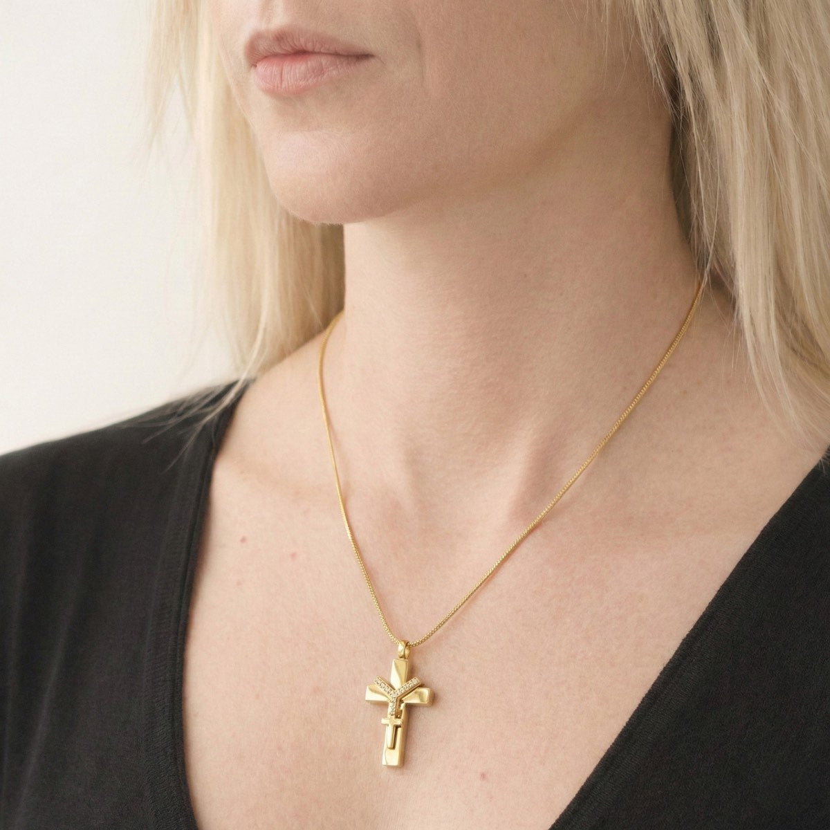 Croix du Souvenir urne doré au cou, bijou discret symbole de protection et de mémoire