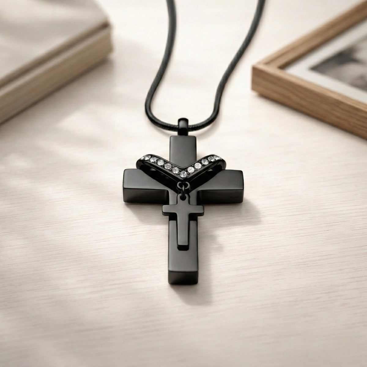 Croix du Souvenir urne noir présenté dans une ambiance claire et élégante
