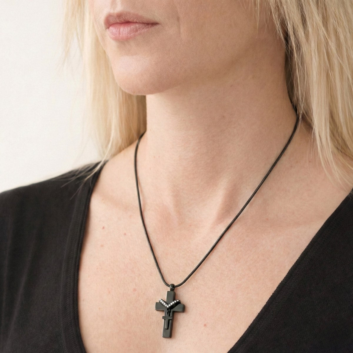 Croix du Souvenir urne noir au cou, bijou discret symbole de protection et de mémoire