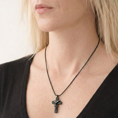 Croix du Souvenir urne noir au cou, bijou discret symbole de protection et de mémoire