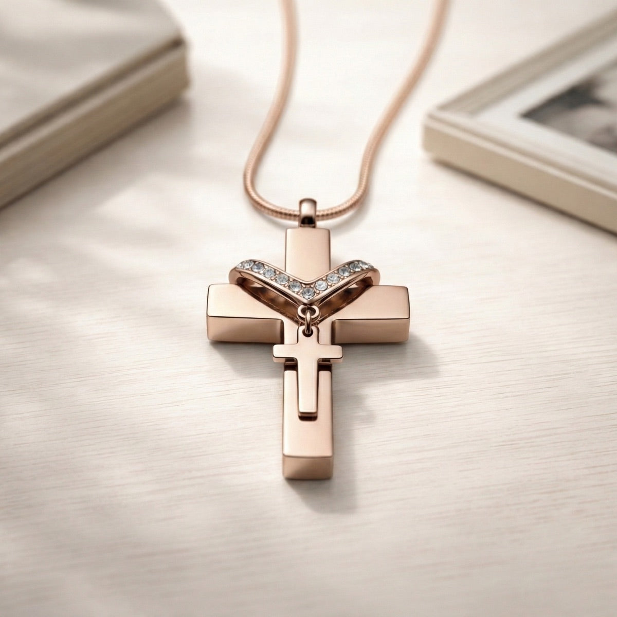 Croix du Souvenir urne rose présenté dans une ambiance claire et élégante