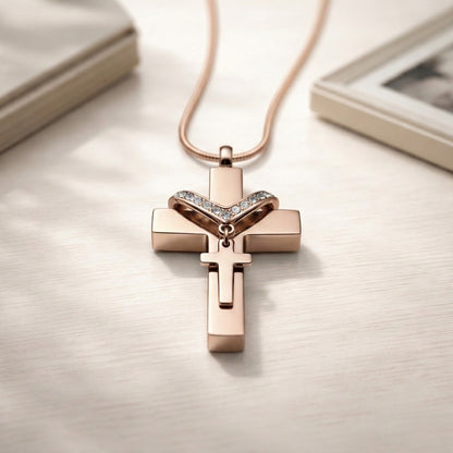 Croix du Souvenir urne rose présenté dans une ambiance claire et élégante