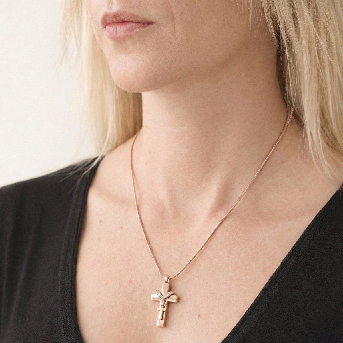 Croix du Souvenir urne rose au cou, bijou discret symbole de protection et de mémoire