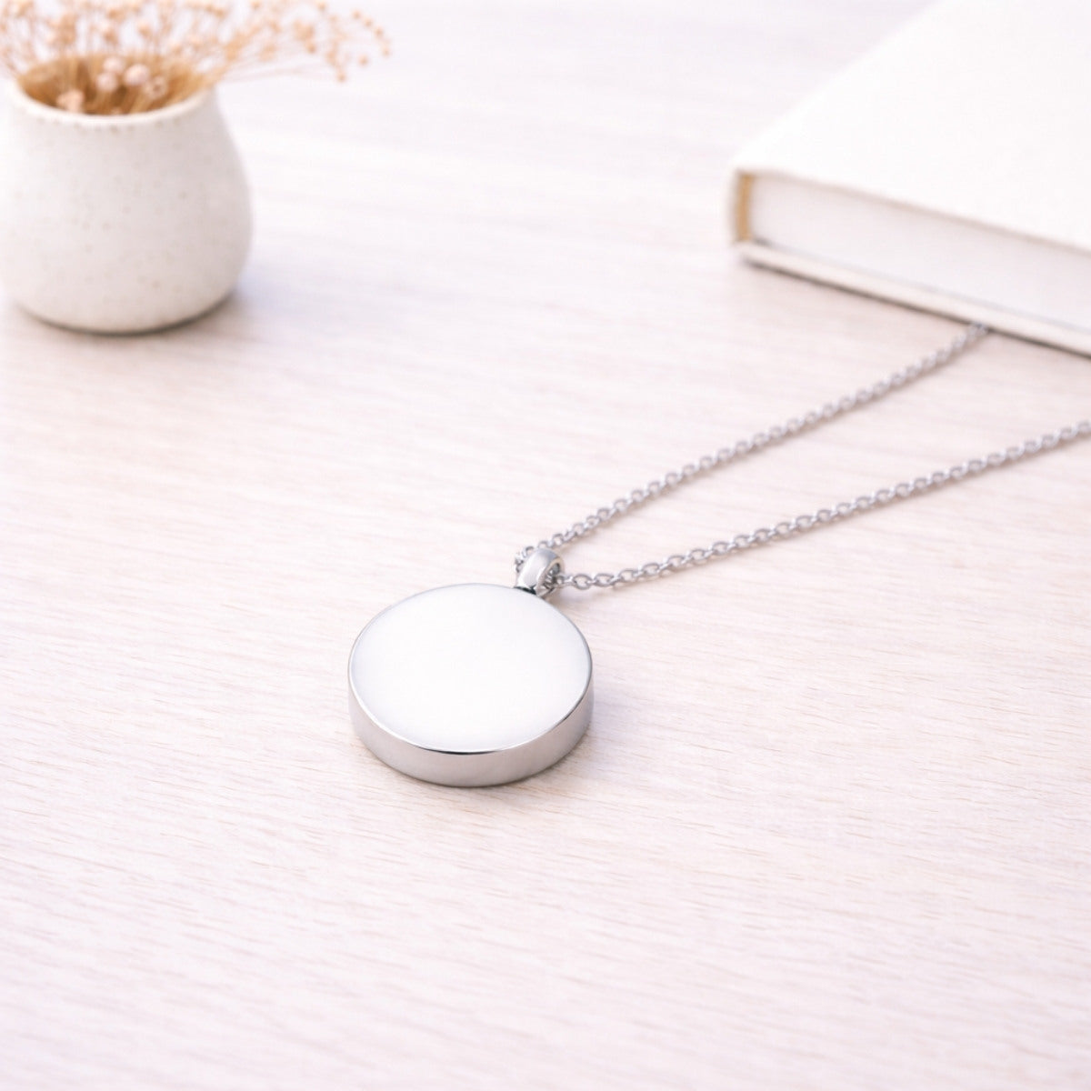Pendentif cercle éternel en acier inoxydable argenté dans une ambiance élégante et minimaliste