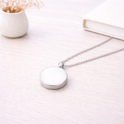 Pendentif cercle éternel en acier inoxydable argenté dans une ambiance élégante et minimaliste