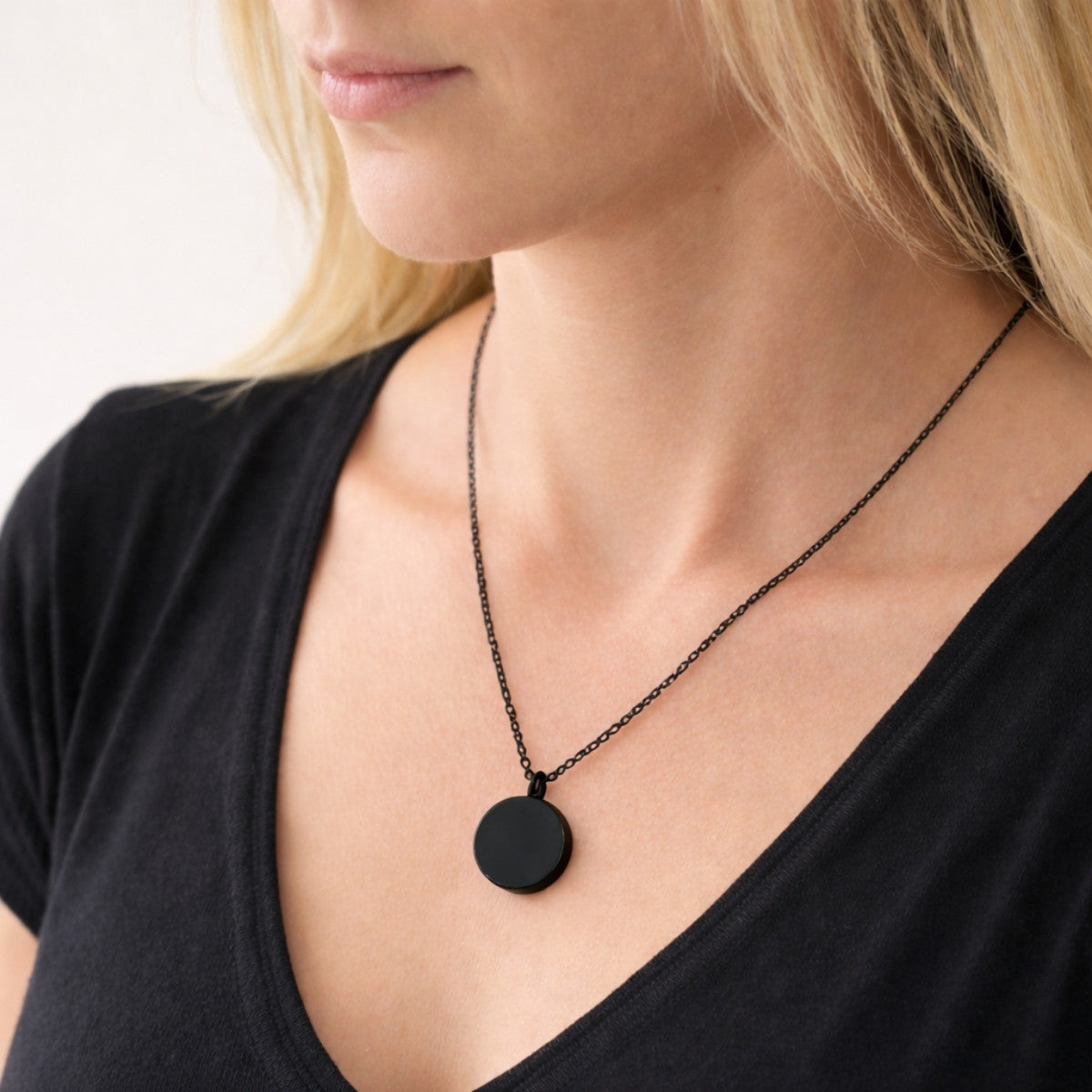 Pendentif cercle éternel noir au cou – bijou symbolique discret Mementery