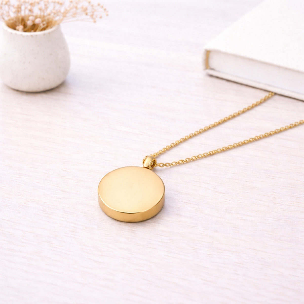 Pendentif cercle éternel en acier inoxydable doré dans une ambiance élégante et minimaliste