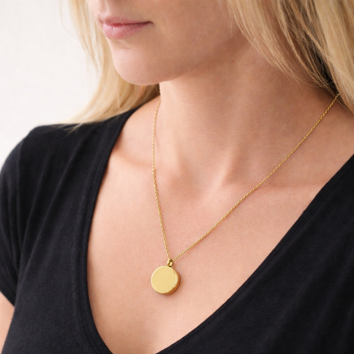 Pendentif cercle éternel doré au cou – bijou symbolique discret Mementery