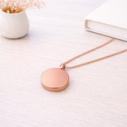 Pendentif cercle éternel en acier inoxydable rose dans une ambiance élégante et minimaliste
