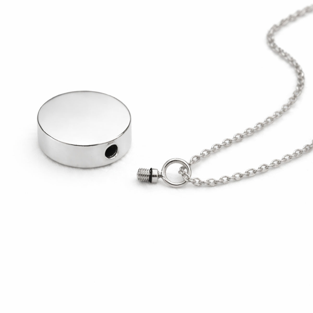 Détail du compartiment sécurisé du pendentif cercle éternel en acier inoxydable argenté
