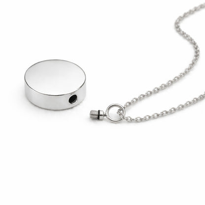 Détail du compartiment sécurisé du pendentif cercle éternel en acier inoxydable argenté