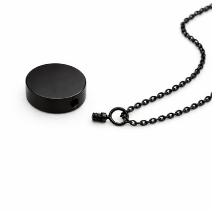 Détail du compartiment sécurisé du pendentif cercle éternel en acier inoxydable noir