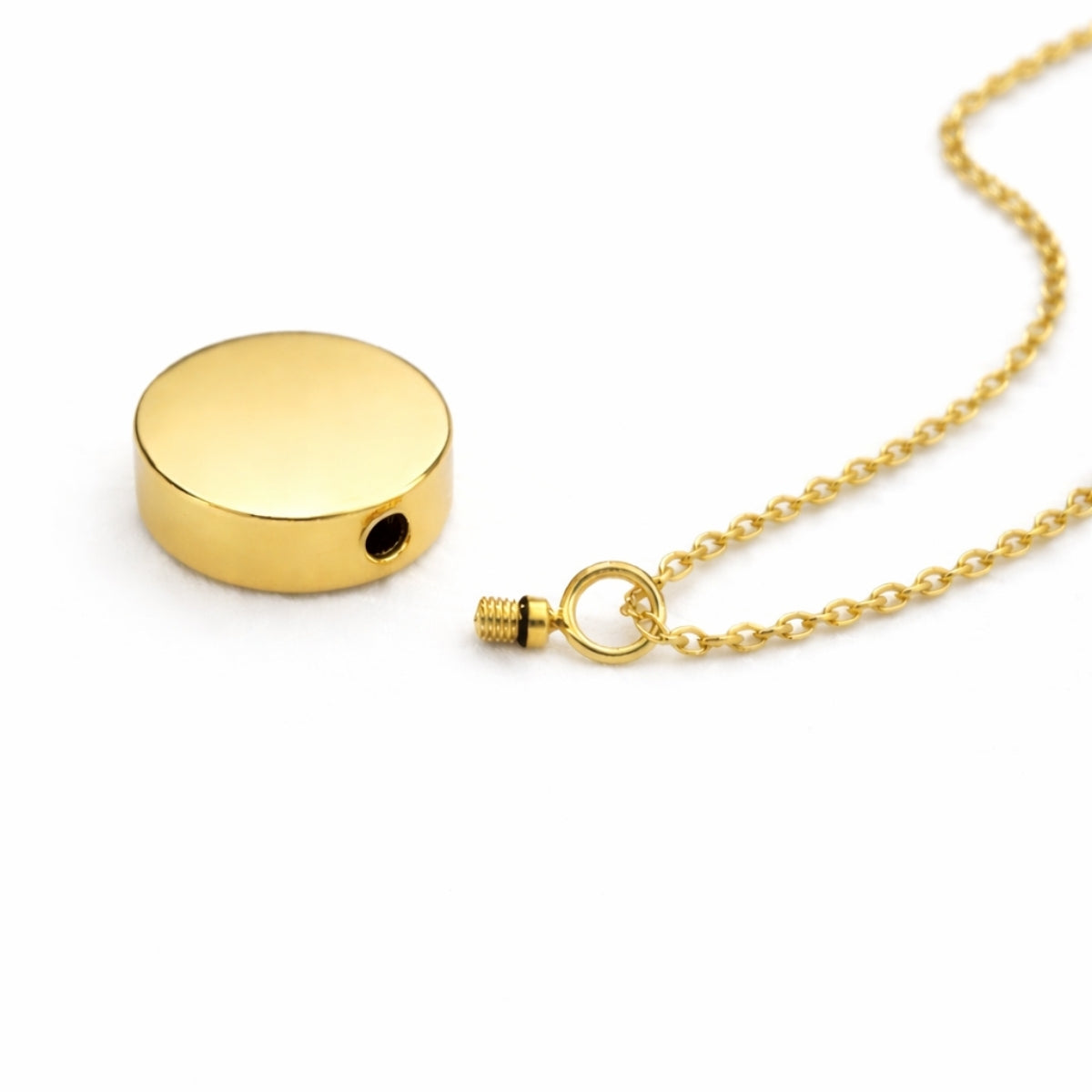 Détail du compartiment sécurisé du pendentif cercle éternel en acier inoxydable doré