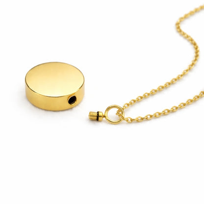Détail du compartiment sécurisé du pendentif cercle éternel en acier inoxydable doré