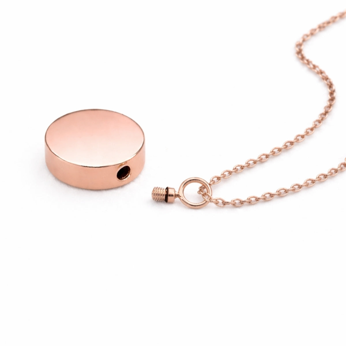 Détail du compartiment sécurisé du pendentif cercle éternel en acier inoxydable rose