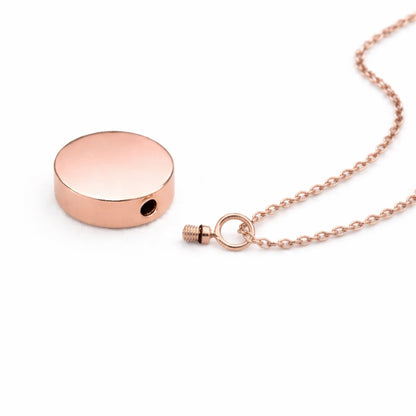 Détail du compartiment sécurisé du pendentif cercle éternel en acier inoxydable rose