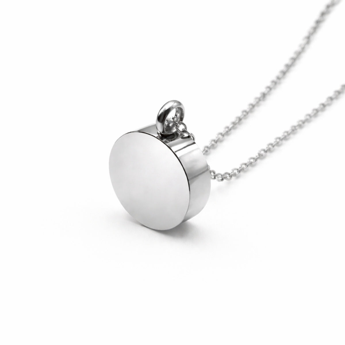 Vue 3/4 du pendentif cercle éternel urne en acier inoxydable argenté mettant en valeur sa silhouette ronde et son compartiment intégré