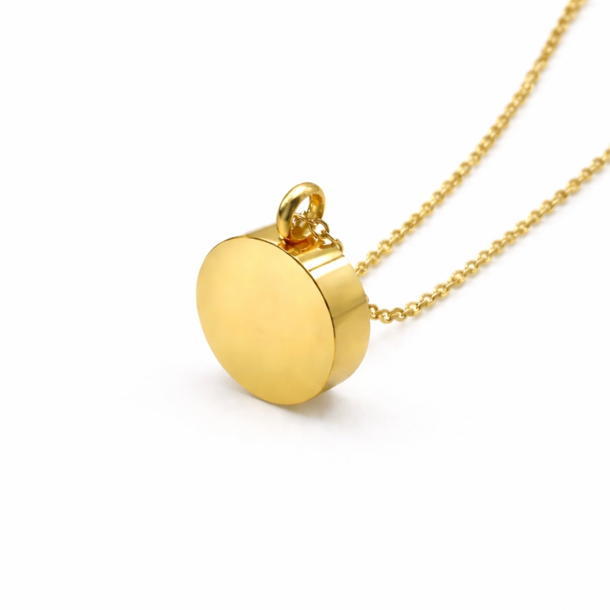 Vue 3/4 du pendentif cercle éternel urne en acier inoxydable doré mettant en valeur sa silhouette ronde et son compartiment intégré