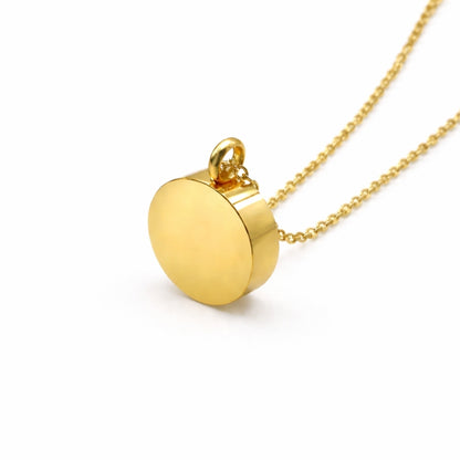 Vue 3/4 du pendentif cercle éternel urne en acier inoxydable doré mettant en valeur sa silhouette ronde et son compartiment intégré