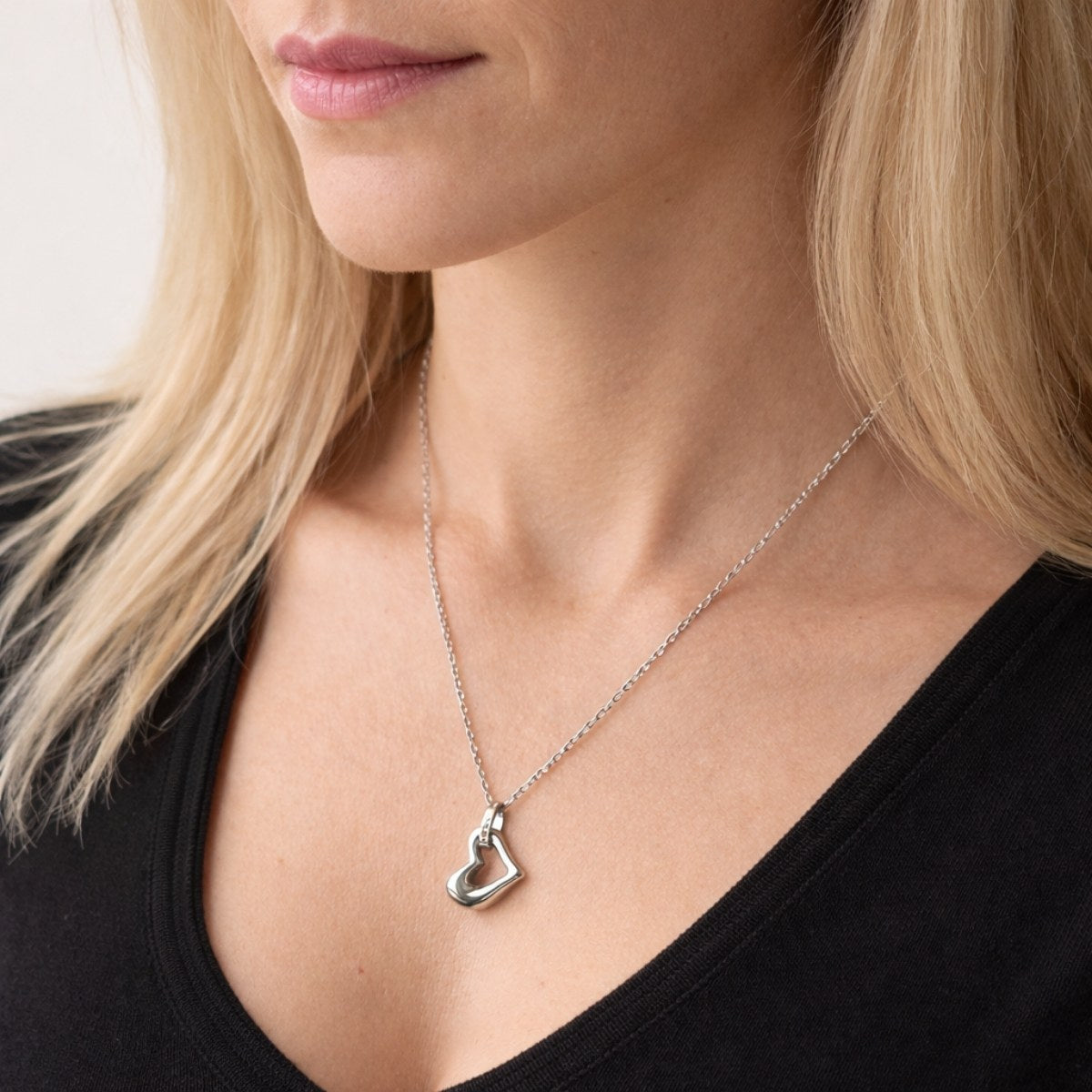 Pendentif cœur éternel urne argenté au cou, bijou discret symbole de lien éternel