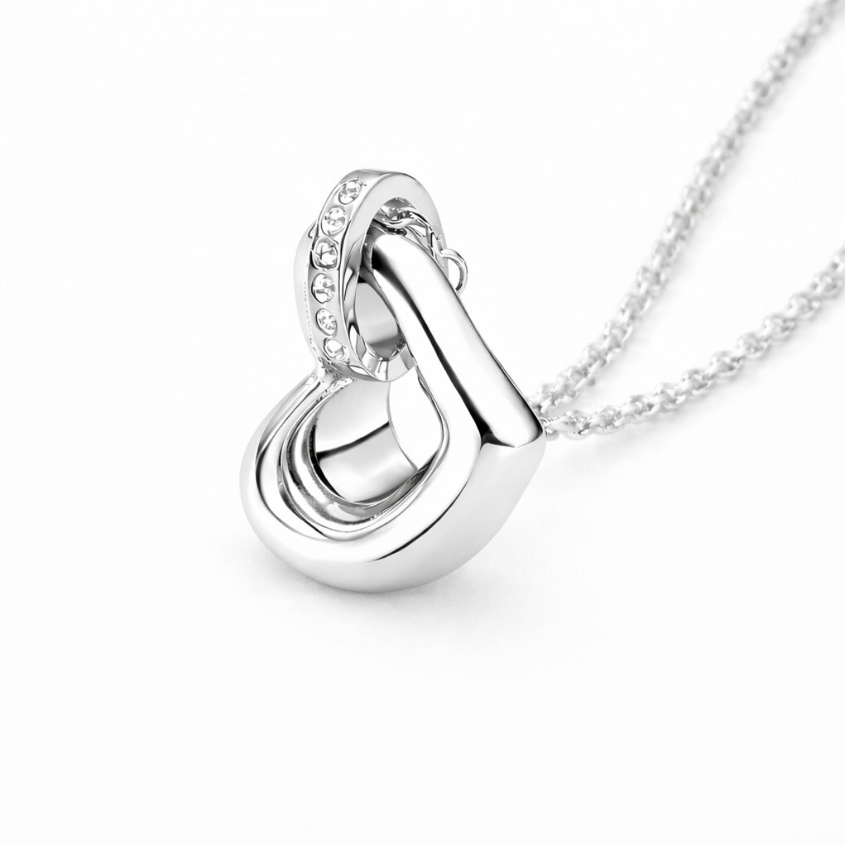 Vue 3/4 du pendentif cœur éternel urne argenté avec finition polie et design épuré